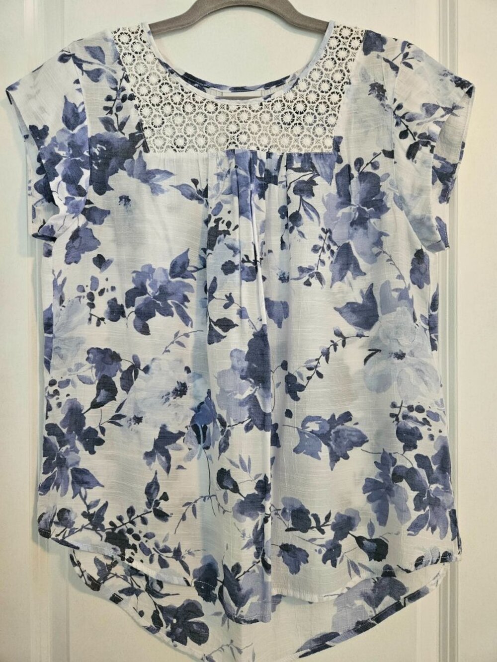 Liz Claiborne Blue Floral Top Lace Yoke Size Medium